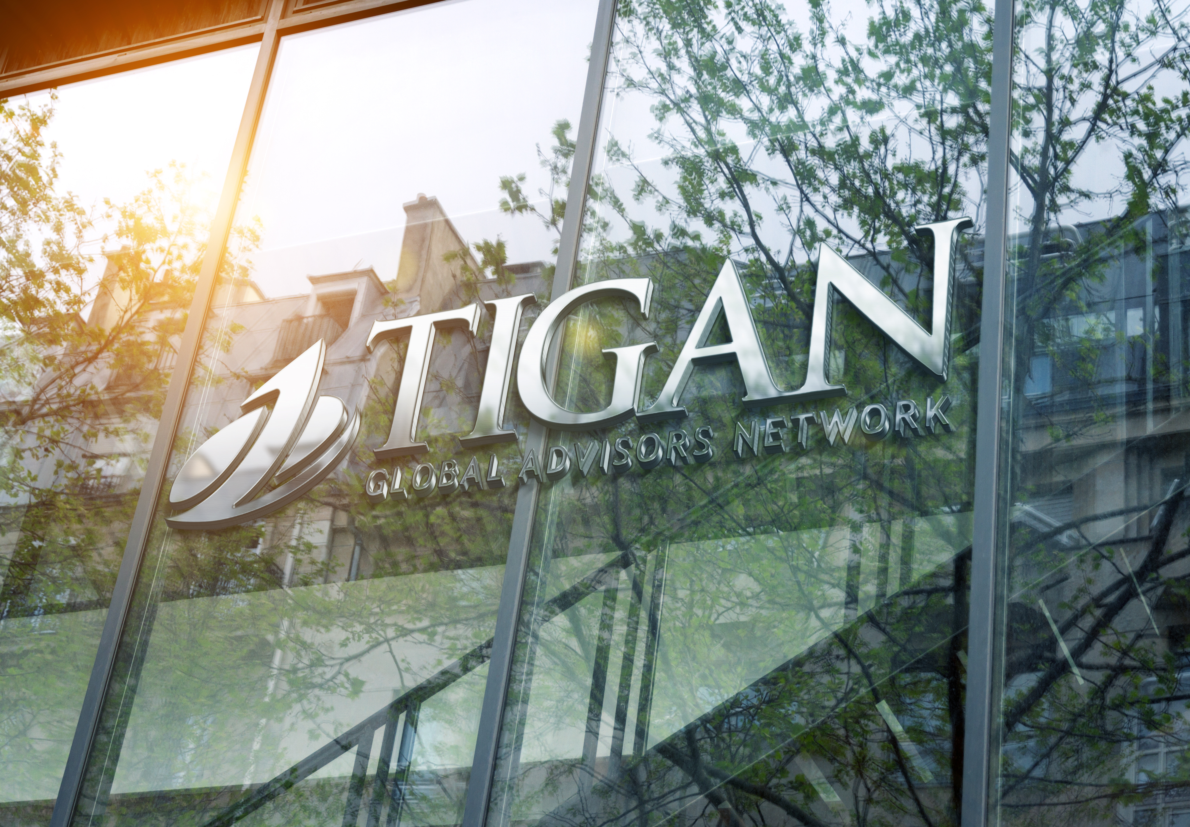 Aplicación de la identidad TIGAN sobre una fachada de vidrio
